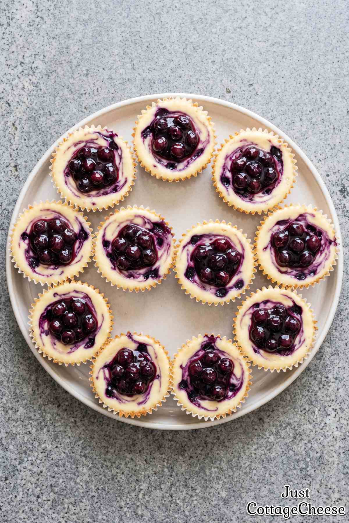 Tasty cottage cheese cheesecakes with berries