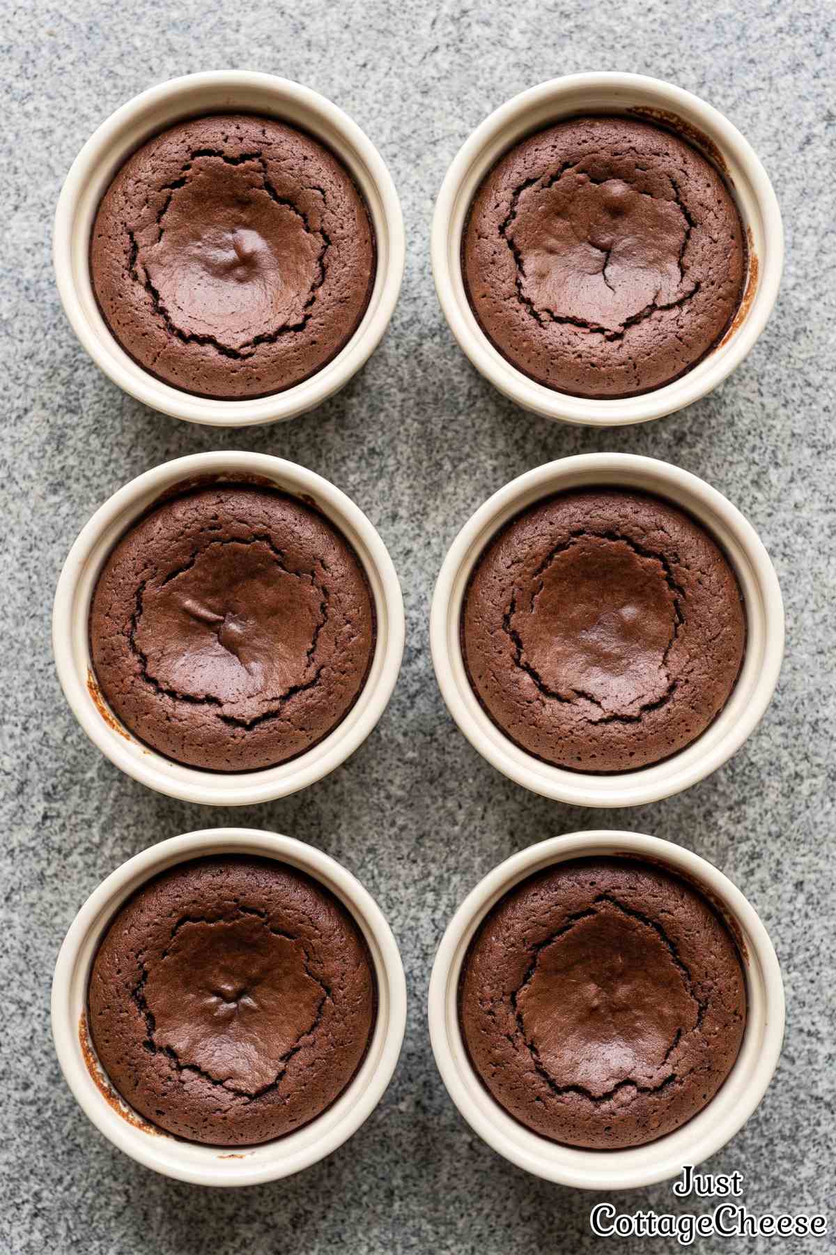 Gooey cottage cheese chocolate cakes